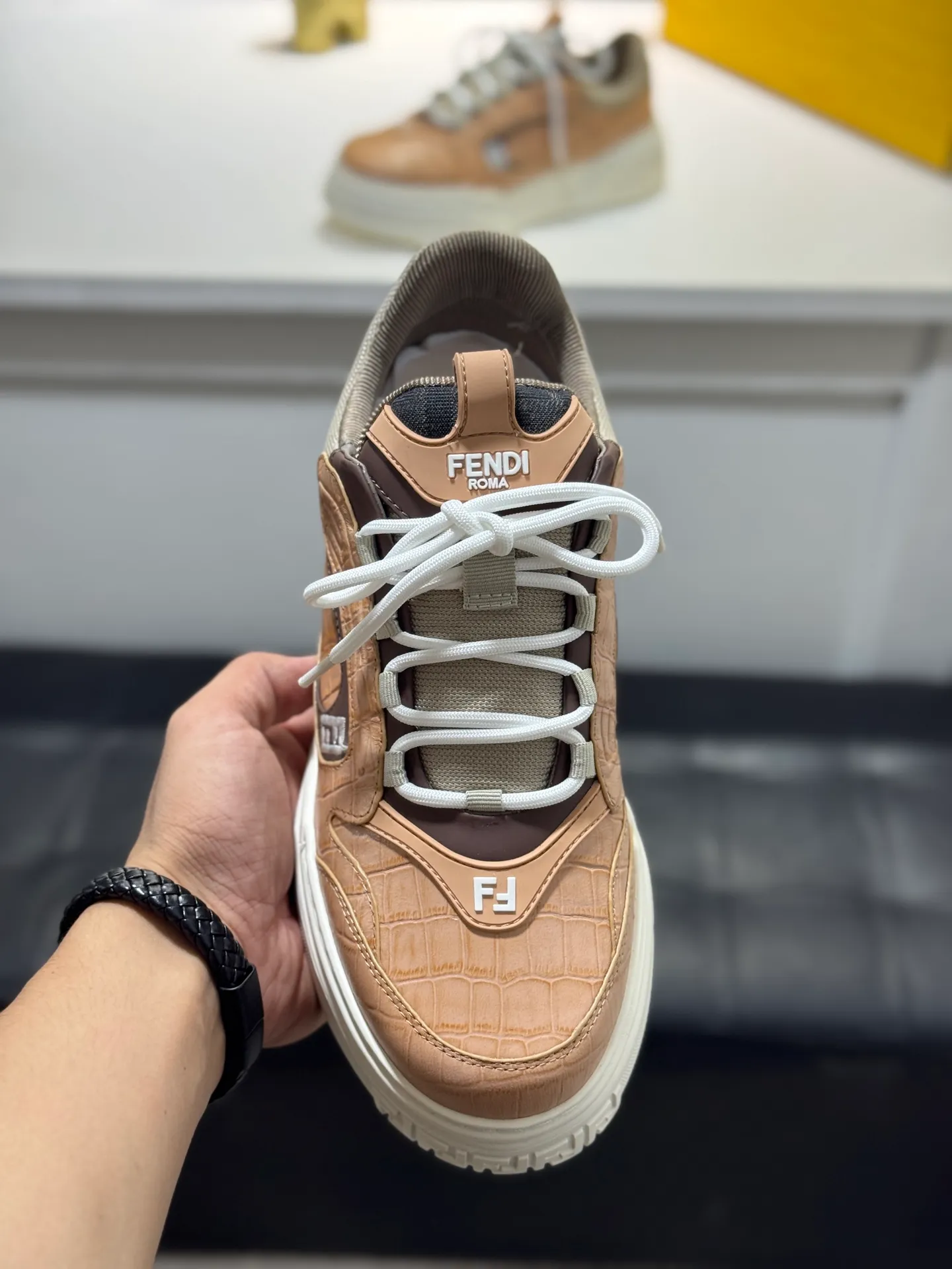 Men's men's shoes 💰560 [New style] 🦥🦥FENDI Fendi high version latest Force series calfskin FF mesh round toe thick sole low-top sports sneakers, these Force lace-up low-top shoes. Made of white full-grain leather and white and brown smooth leather. Padded. Brown FF jacquard and yellow technical fabric details. Lightweight and thick white sole with FF pattern details on the toe and heel ✔️Fabric: Imported first-layer cowhide breathable mesh ✔️Inner lining: Customized breathable mesh ✔️Sole: Open-molded rubber foam material ✔️Sole thickness: 7CM Size: #Men's 38-44 (45 is custom-made and cannot be returned or exchanged